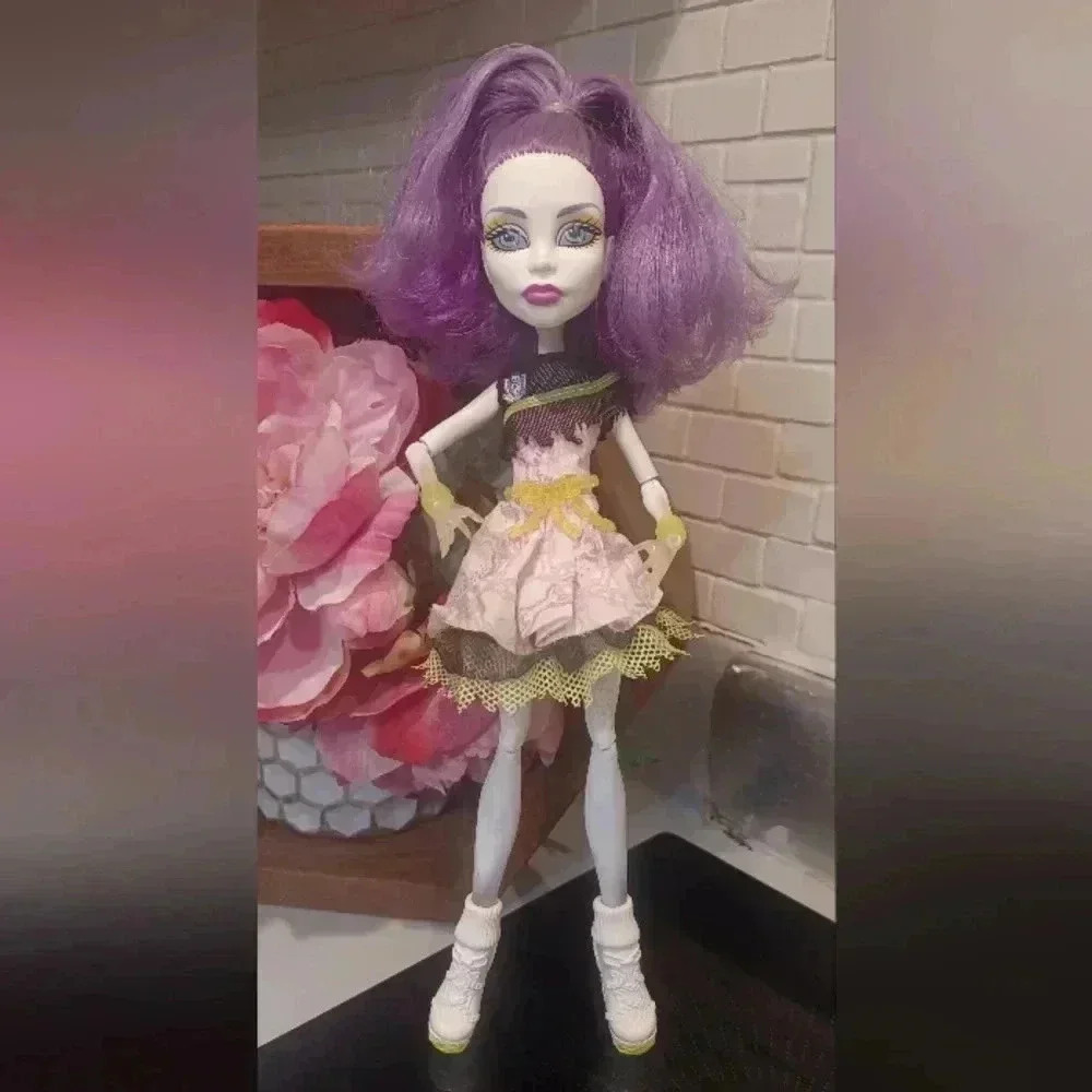 Monster High 2010 Mattel Ghoul Sports Spectra Vondergeist Doll Tennis